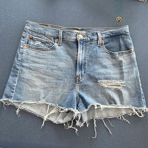 LEVIS HIGH RISE SHORTS